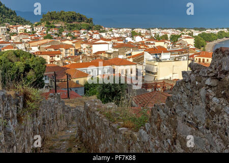 NAFPAKTOS, Griechenland - 28. MAI 2015: Herrlicher Panoramablick von Nafpaktos Stadt, Westgriechenland Stockfoto