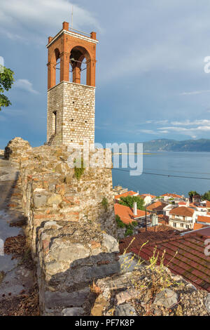 NAFPAKTOS, Griechenland - 28. MAI 2015: Herrlicher Panoramablick von Nafpaktos Stadt, Westgriechenland Stockfoto