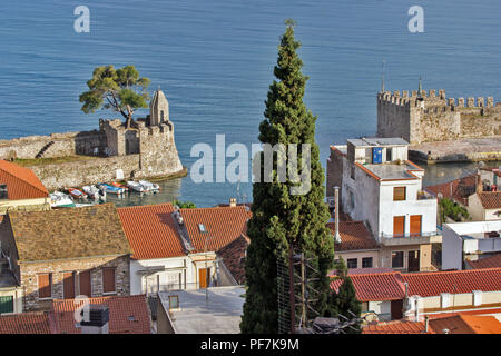 NAFPAKTOS, Griechenland - 28. MAI 2015: Herrlicher Panoramablick von Nafpaktos Stadt, Westgriechenland Stockfoto