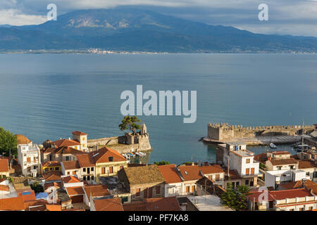 NAFPAKTOS, Griechenland - 28. MAI 2015: Herrlicher Panoramablick von Nafpaktos Stadt, Westgriechenland Stockfoto