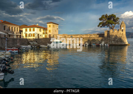 NAFPAKTOS, Griechenland - 28. MAI 2015: Sonnenuntergang Panorama der Festung am Hafen von Nafpaktos Stadt, Westgriechenland Stockfoto