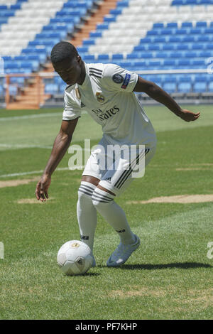 Real Madrid's Neue Brasilianische vorwärts Vinicius Junior während seiner offiziellen Präsentation im Santiago Bernabeu in Madrid, Spanien Mit: Vinicius Junior Wo: Madrid, Spanien Wann: 20 Aug 2018 Quelle: Oscar Gonzalez/WENN.com Stockfoto