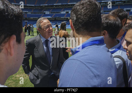 Real Madrid's Neue Brasilianische vorwärts Vinicius Junior während seiner offiziellen Präsentation im Santiago Bernabeu in Madrid, Spanien Mit: Florentino Perez Wo: Madrid, Spanien Wann: 20 Aug 2018 Quelle: Oscar Gonzalez/WENN.com Stockfoto