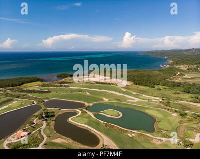 Luftaufnahme von tropischen Golfplatz mit Blick auf das Meer im Hintergrund Stockfoto