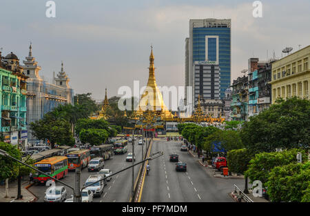 Yangon, Myanmar - Feb 1, 2017. Sule Pagode in Yangon, Myanmar. Die Pagode ist eine 2500 Jahre alte Burmesische Stupa in Yangon in der Innenstadt. Stockfoto