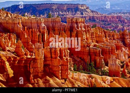 Einen malerischen Blick auf die Hoodoos und Felsspitzen aus Rim Trail im Bryce Canyon Stockfoto