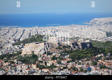 Blick über die Stadt und die Akropolis von Lycabettus Hügel in Athen, Griechenland. Panorama von Athen. Schöne Stadtbild mit Seashore Stockfoto