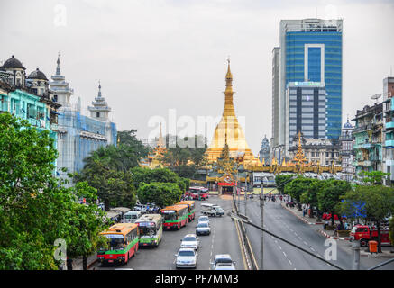 Yangon, Myanmar - Feb 1, 2017. Sule Pagode in Yangon, Myanmar. Die Pagode ist eine 2500 Jahre alte Burmesische Stupa in Yangon in der Innenstadt. Stockfoto