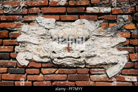 Alte bleibt ein Schwert Lion auf eine Mauer in Anping district Tainan Taiwan Stockfoto