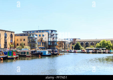 Narrowboats durch das London Canal Museum in der Battlebridge Becken des Regent's Canal günstig, Kings Cross, London, UK Stockfoto