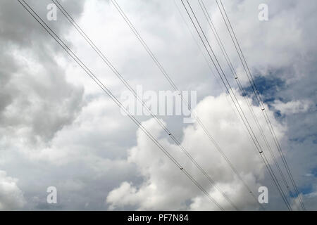 Zu Stromleitungen diagonal überqueren Ein bewölkter Himmel Stockfoto