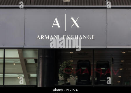 Belgrad, SERBIEN - 19. AUGUST 2018: Armani Exchange Logo auf ihren wichtigsten Store in Belgrad, Serbien. Armani Exchange ist der Store Marke der Mode cre Stockfoto