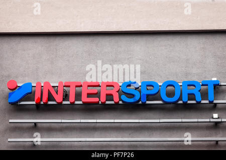 Belgrad, SERBIEN - 19. AUGUST 2018: Intersport Logo auf ihren wichtigsten Store in Belgrad, Serbien. Intersports ist ein Schweizer internationalen Sportartikel Einzelhandel Stockfoto