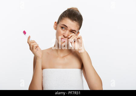 Schläfrige Frau, Frau, Bürsten, Zähne, Zahnbürste auf isolierten weißen Hintergrund. Stockfoto