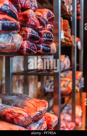 Trockenen jahren Wagyu Beef und Bison auf Anzeige im Restaurant oder Metzger Fleisch shop Stockfoto