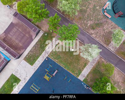 Antenne Blick von oben auf die Stadt Sportplatz in öffentlichen Park. sport Hintergrund Stockfoto