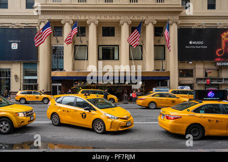 Taxis vor einem Luxushotel in New York City warten Stockfoto