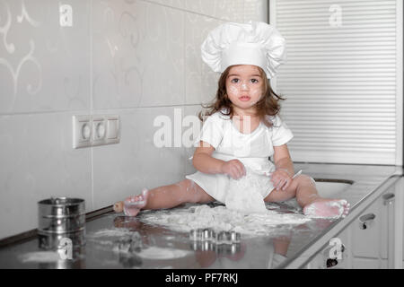 Wunderschöne kleine Mädchen lernt eine Mahlzeit in der Küche zu kochen Stockfoto