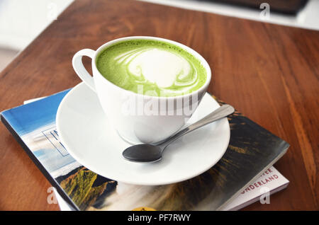 Eine Schale Matcha (Grüner Tee) latte Stockfoto