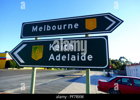 Wegweiser in Border Town mit Wegweiser nach Keith & Adelaide in Südaustralien und Melbourne in Victoria. Stockfoto