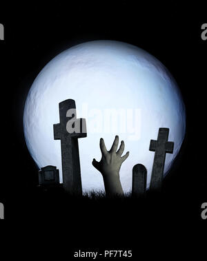 Halloween Szenerie mit gruseligen zombie Hände erhebt sich aus einem Grab, Vollmond und Stein Kreuze und Grabsteine auf einem Friedhof. Auf nacht himmel Hintergrund. E Stockfoto