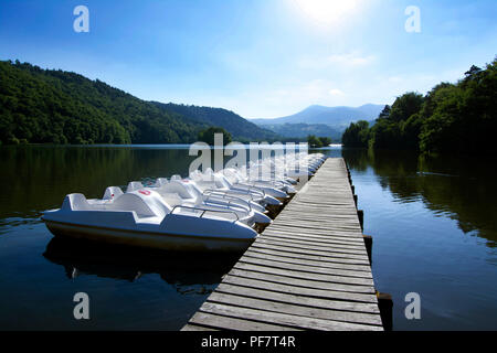 Reihen von Tretboote zu mieten, auf einem Ponton auf dem See Chambon, Puy de Dome, Auvergne, Frankreich Stockfoto