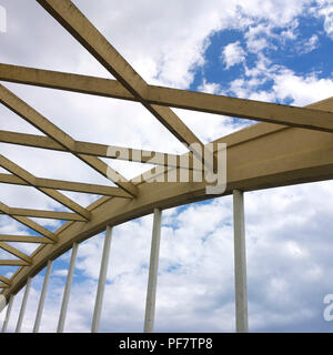 Ansicht von unten der Architektur einer Betonbrücke mit Bögen unter einem bewölkten Himmel. Frankreich Stockfoto