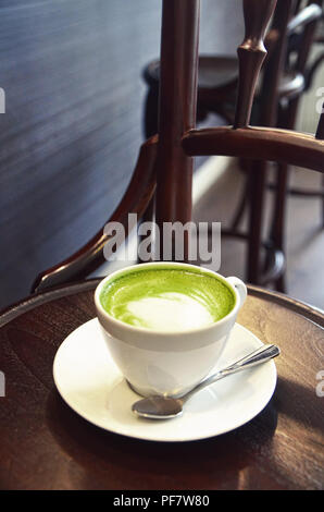 Eine Schale Matcha (Grüner Tee) latte Stockfoto