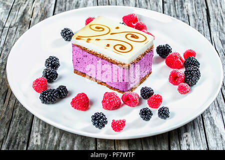 Ein Stück des Kuchens souffle mit Brombeeren, Himbeeren, Nahaufnahme Stockfoto