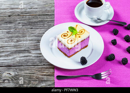 Stück Kuchen souffle mit Brombeeren, Tasse Kaffee, Nahaufnahme Stockfoto