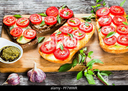 Caprese Knoblauch Ciabatta warmes Brot Toast mit Mozzarella, Tomaten Stockfoto