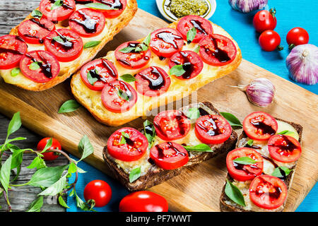 Caprese Knoblauch Ciabatta warmes Brot Toast mit Mozzarella, Tomaten Stockfoto