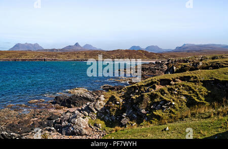 Blick über die felsige Küste von achnahaird Bay, Coigach, Scottish Highlands, zu Inverpolly Berge am Horizont. Stockfoto