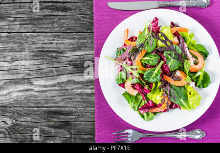 Salat mit Garnelen, Muscheln und gemischte Salatblätter, close-up Stockfoto
