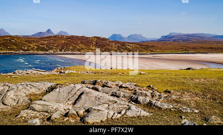 Blick über leere entfernten weißen Sandstrand von achnahaird Bay, Scottish Highlands, Stac Pollaidh, Beinn eine Eoin und Ben More Coigach am Horizont. Stockfoto