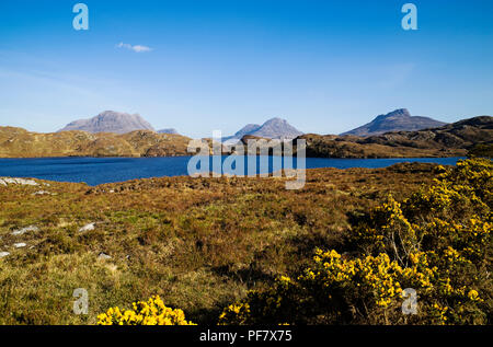 Blick über Loch Buine Moire nach Cul Mor, Cul Beag und Stac Pollaidh, inverpolly National Nature Reserve, Sutherland, Scottish Highlands, Schottland Großbritannien Stockfoto