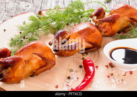 Gegrillte Wachteln am Spieß mit Gewürzen, close-up Stockfoto