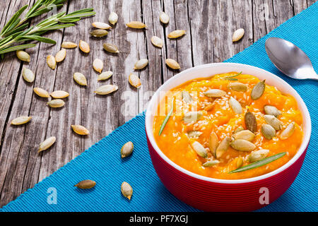 Kürbis cremige Suppe mit Samen, Sesam und Rosmarin, Ansicht von oben Stockfoto