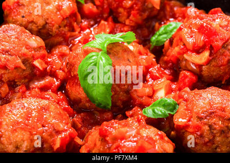 Hackfleischbällchen in Tomatensauce mit Basilikum, Knoblauch erstickt, Gewürze Stockfoto