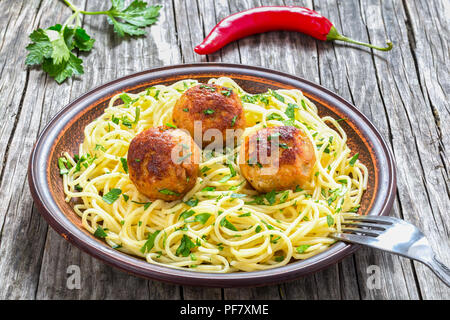 Spaghetti Nudeln mit Hackfleischbällchen mit gehackter Petersilie bestreut, Ansicht von oben Stockfoto