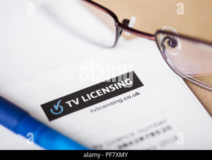 LONDON, Großbritannien - 18 August, 2018: TV Licensing Aussage mit Brille und Stift. Stockfoto