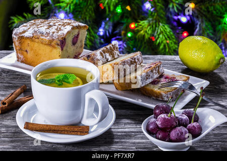 Ingwer Tee mit Zitrone und Minze und Kirschtorte Stockfoto