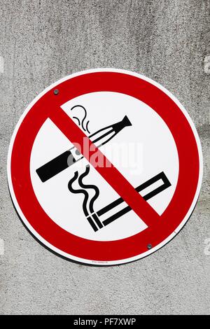 Schild rauchen Zigarette und e Zigarette auf einem Industriegelände Stockfoto