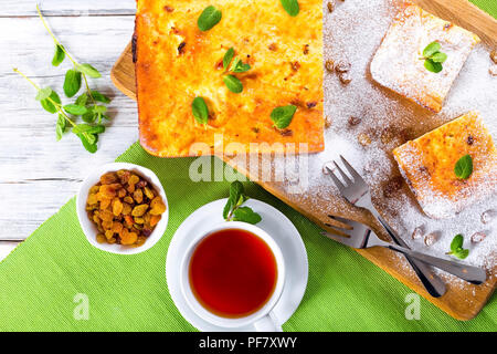 Gebackene süße Quark Auflauf mit Rosinen verziert Minzeblättchen Stockfoto