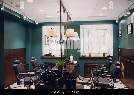 Barbershop mit Interieur aus Holz Stockfoto