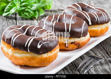 Donuts mit Schokoladenglasur, Nahaufnahme, Makro Stockfoto