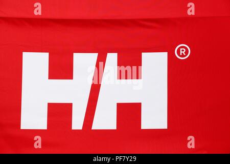 Aarhus, Dänemark - 10 August 2018: Helly Hansen Logo auf einer Hütte. Helly Hansen ist ein Norwegischer Hersteller von Textilien und Zahnrad für Sport Stockfoto