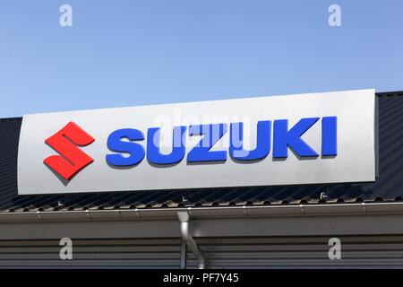 Hobro, Dänemark - 5. Mai 2018: Suzuki Logo auf ein Gebäude. Suzuki ist ein Japanisches multinationales Unternehmen, die in der Herstellung von Automobilen spezialisiert. Stockfoto