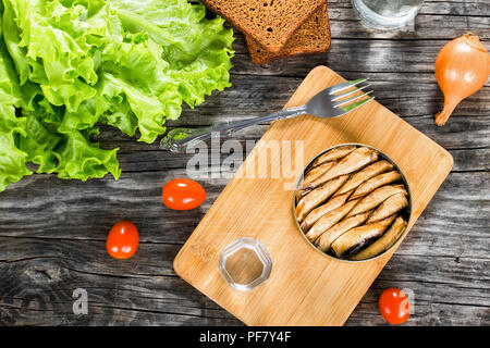 Blechdose mit geräucherten Sprotten aus der Ostsee, Sardinen, close-up Stockfoto