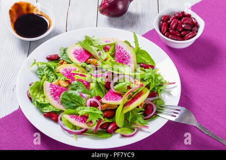Rote Bohnen, Wassermelone, Ölrettich, Salatblätter, Walnüsse Salat, close-up Stockfoto